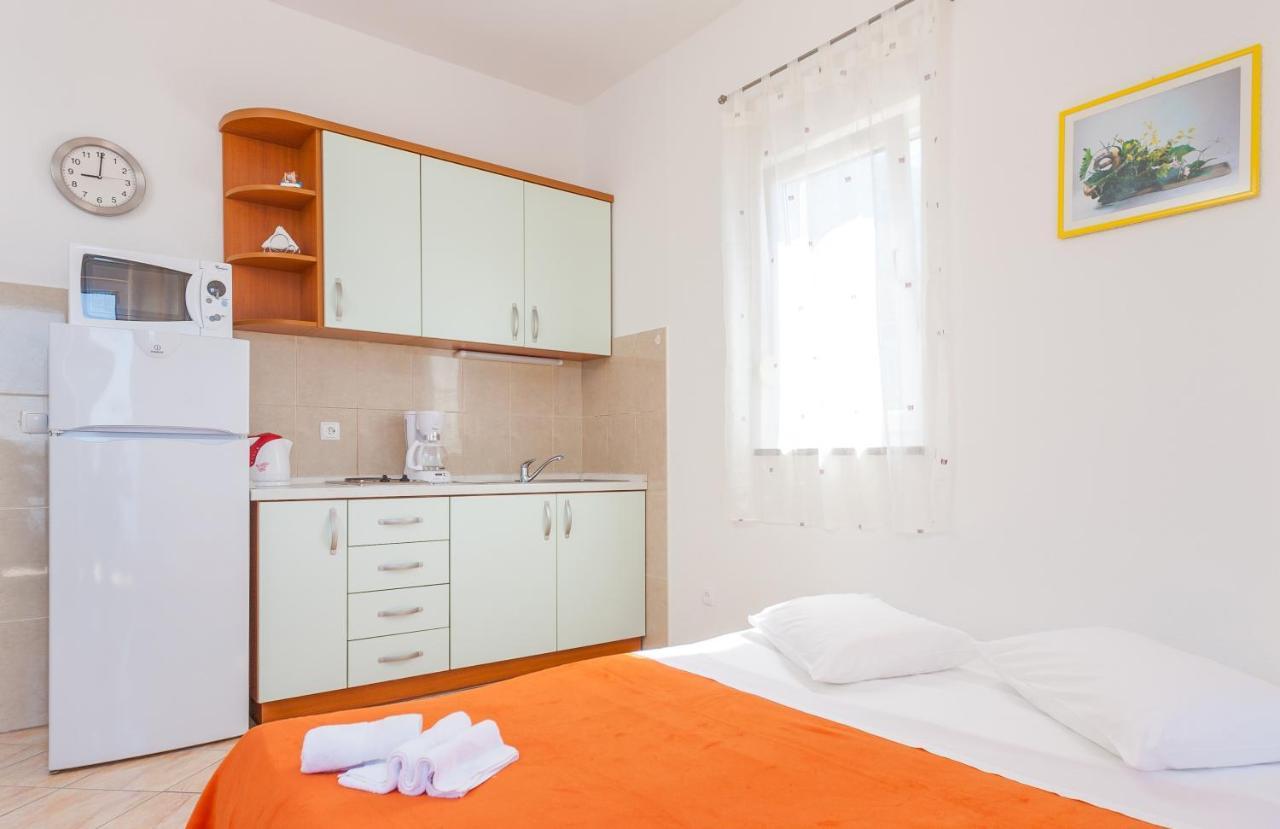 Apartments And Rooms By The Sea Brela, Makarska - 13118 Kültér fotó