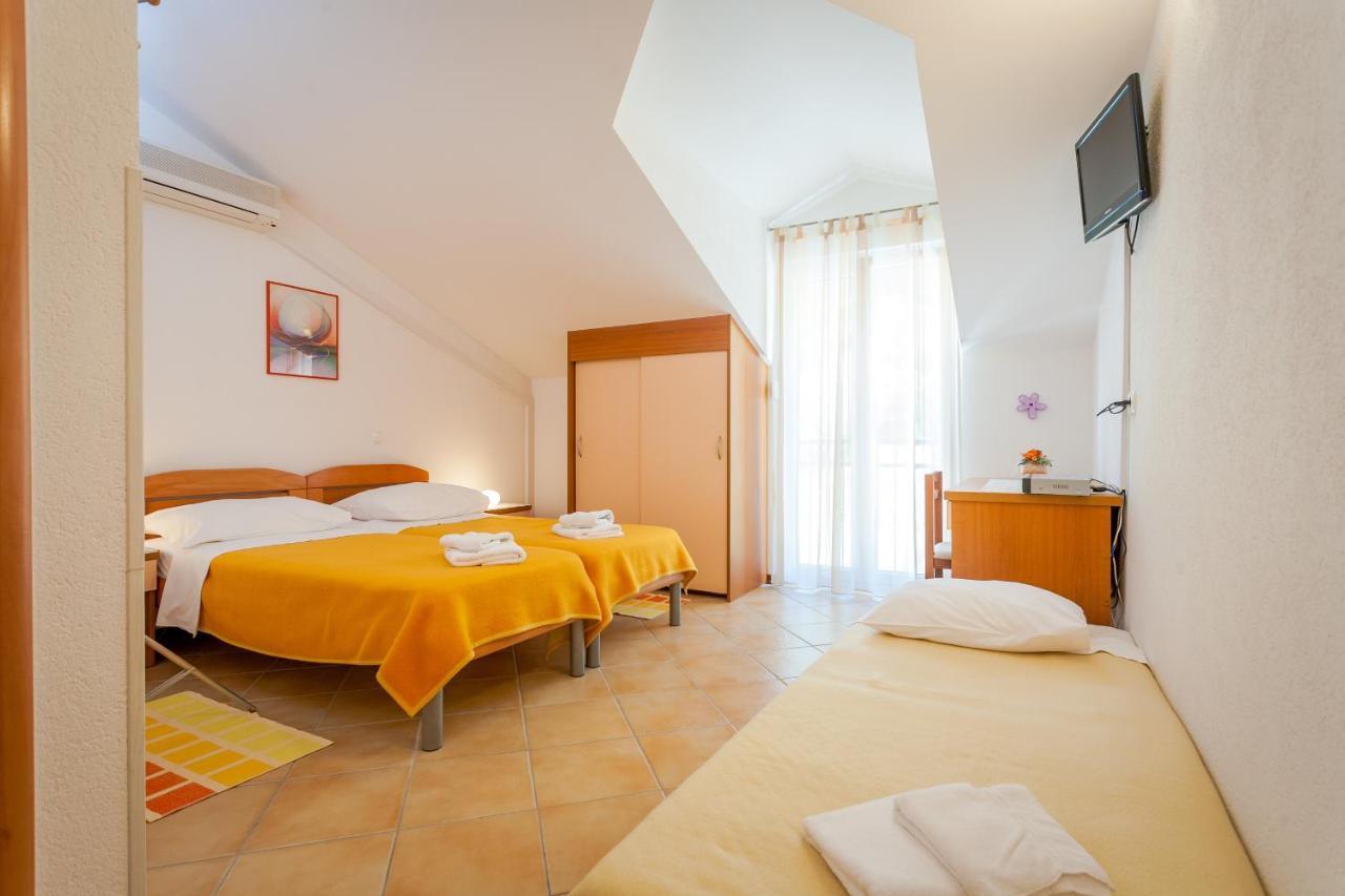 Apartments And Rooms By The Sea Brela, Makarska - 13118 Kültér fotó