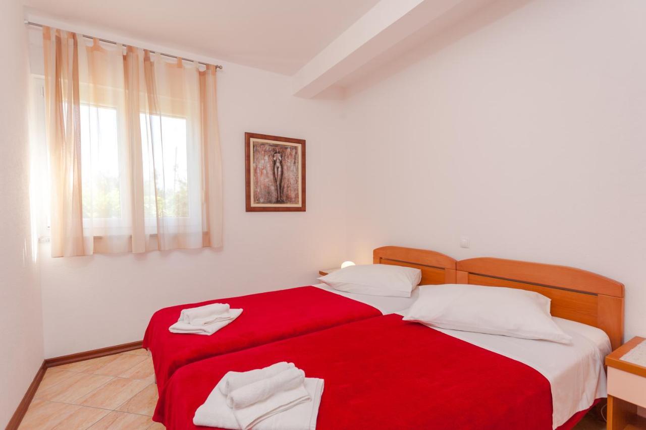 Apartments And Rooms By The Sea Brela, Makarska - 13118 Kültér fotó