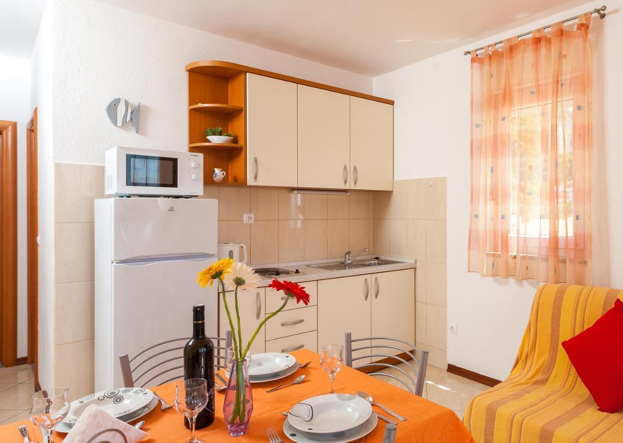 Apartments And Rooms By The Sea Brela, Makarska - 13118 Kültér fotó